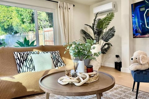 Jies choice Contemporary Elegance in Altadena House in Altadena