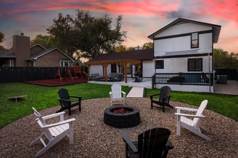 Property building, Patio, Hot Tub, fireplace