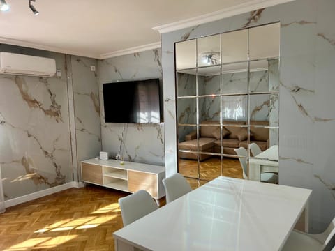 Communal lounge/ TV room, TV and multimedia, Living room, Dining area