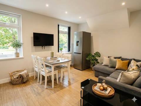 TV and multimedia, Living room, Seating area, Dining area