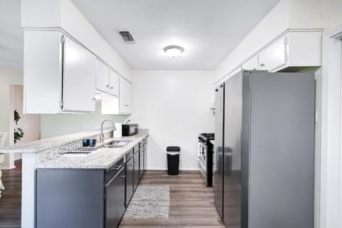 Home Nr River Walk DT Airport BBQ Games Pets House in San Antonio