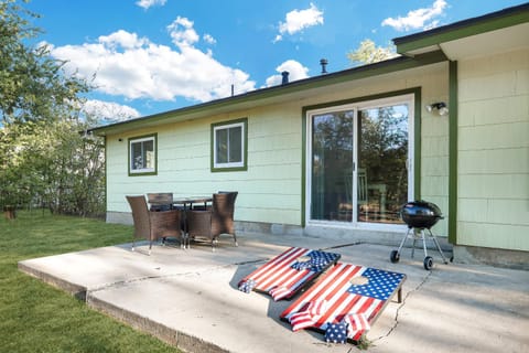 Home Nr River Walk DT Airport BBQ Games Pets House in San Antonio