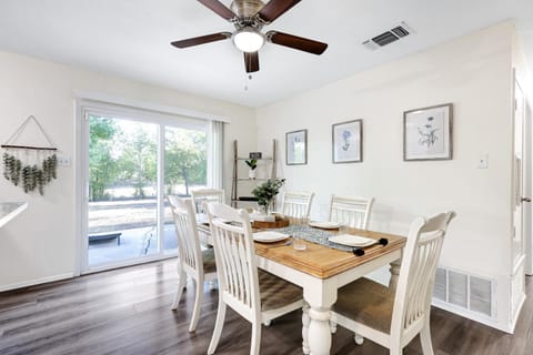 Home Nr River Walk DT Airport BBQ Games Pets House in San Antonio