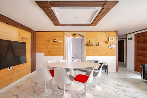TV and multimedia, Living room, Seating area, Dining area