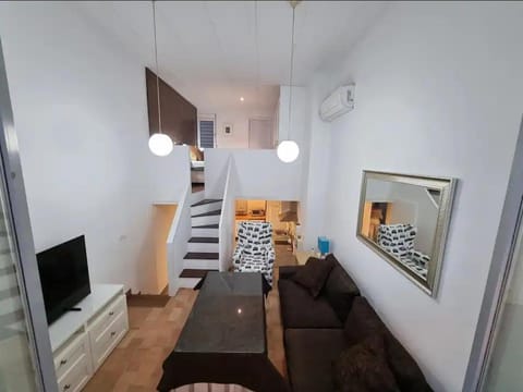 Communal lounge/ TV room, Bed, TV and multimedia, Living room, air conditioner