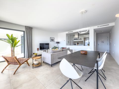 TV and multimedia, Living room, Seating area, Dining area