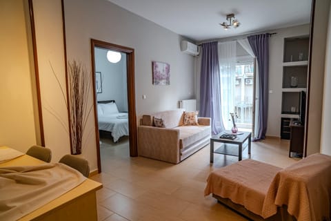 Bed, Living room, Photo of the whole room, Decorative detail, Seating area, Dining area, Bedroom, heating, air conditioner