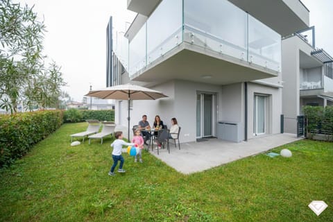 Property building, Garden, Garden, Balcony/Terrace, Garden view, Family