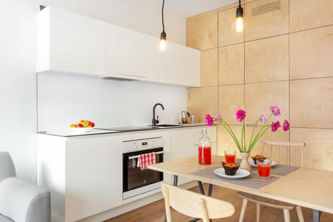 Kitchen or kitchenette, Dining area, oven