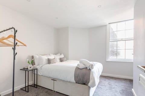 Bed, View (from property/room), Decorative detail, Bedroom, City view, heating, towels