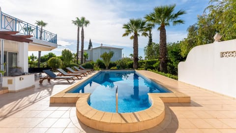 Property building, Garden, Garden view, Swimming pool, sunbed