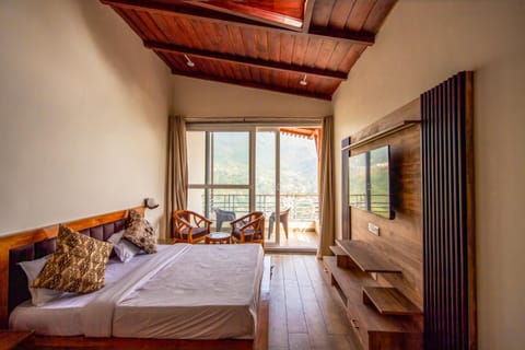 Bed, Photo of the whole room, Seating area, Bedroom