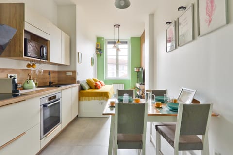 Living room, Seating area, Dining area, dishwasher, oven, pet friendly, stove, toaster