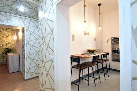 Kitchen or kitchenette, Dining area, stove