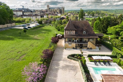 Property building, Garden, Swimming pool
