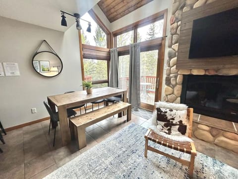 Ski in Ski out Townhome, Indoor and outdoor pools, hot tub, fire pits, and more House in Lutsen