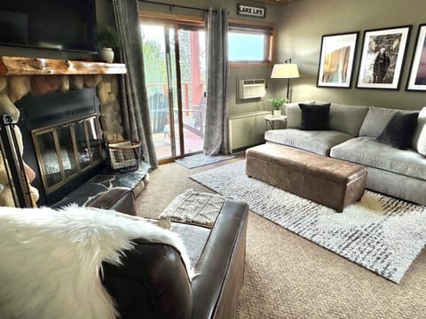 Ski in Ski out Cozy Studio Condo, Pool, Hot Tub, Views of Moose Mtn House in Lutsen