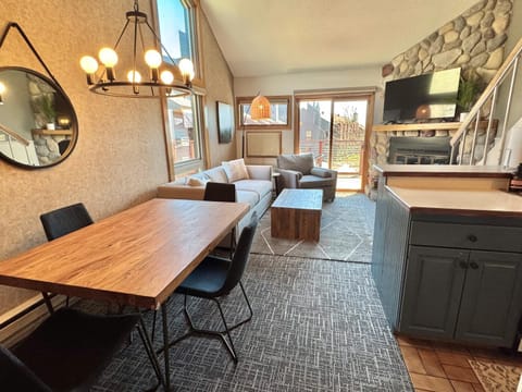 Ski in Ski out Top Floor Condo with Pools, Hot tub and more House in Lutsen