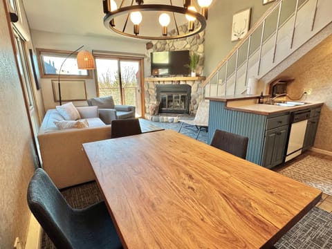 Ski in Ski out Top Floor Condo with Pools, Hot tub and more House in Lutsen