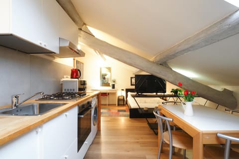 TV and multimedia, Kitchen or kitchenette, Living room, Dining area, oven, stove