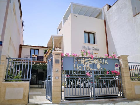 Property building, Facade/entrance, Day