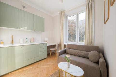 Kitchen or kitchenette, Living room, Seating area, Dining area