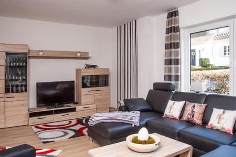 TV and multimedia, Living room, Evening entertainment