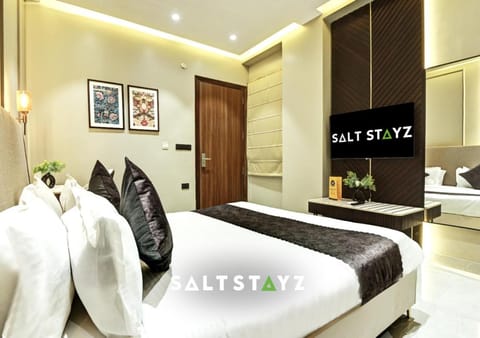 Bed, TV and multimedia, Photo of the whole room, Decorative detail, Seating area, Bedroom, towels, air conditioner