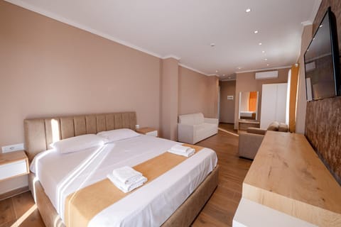 Bed, Photo of the whole room, Seating area, Evening entertainment, Bedroom