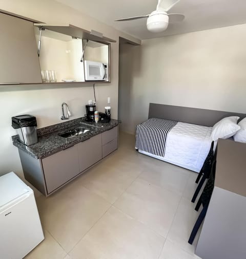 Bed, Kitchen or kitchenette, Dining area, minibar, kitchen