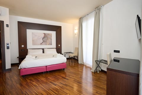 Bed, TV and multimedia, Photo of the whole room, Bedroom, wardrobe