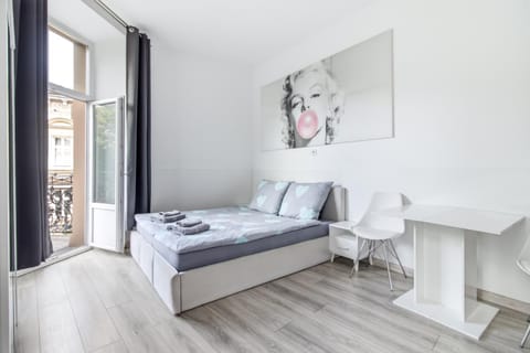 Bed, Coffee/tea facilities, Photo of the whole room, Decorative detail, Bedroom, towels
