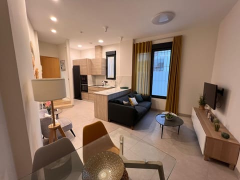 TV and multimedia, Living room, Seating area, Dining area