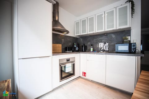 Coffee/tea facilities, Kitchen or kitchenette, dishwasher, microwave, minibar, oven, stove, toaster