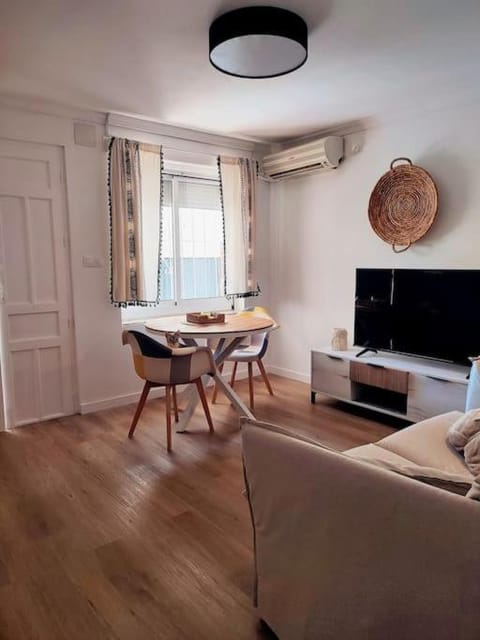 TV and multimedia, Living room, Dining area, internet, air conditioner