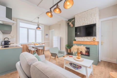 TV and multimedia, Kitchen or kitchenette, Living room, Seating area, stove