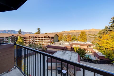 Walk to the Lake Chelan Condo with Mtn Views! Apartment in Chelan (In Town)