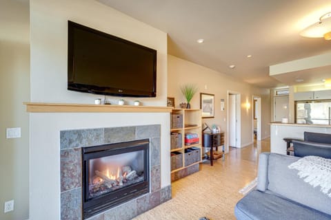 Walk to the Lake Chelan Condo with Mtn Views! Apartment in Chelan (In Town)