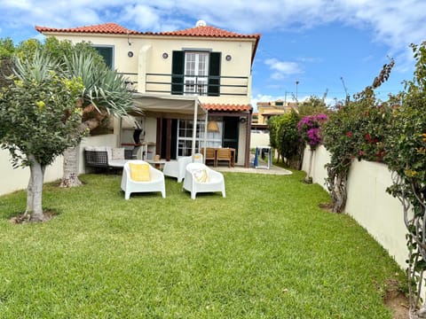 Property building, Patio, Spring, Day, Garden, Garden view, sunbed