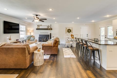 3 Mi to Lake House with Fire Pit in Mountain Home! House in Norfork Lake