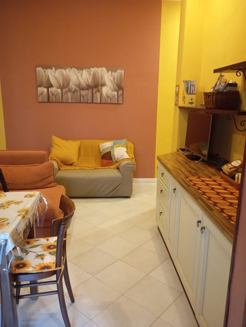 Coffee/tea facilities, Living room, Seating area, Dining area