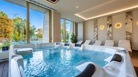 Natural landscape, Hot Tub, Hot Tub, Spa and wellness centre/facilities, Seating area, River view, sunbed