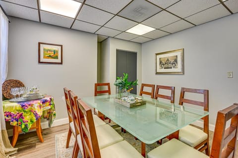 8 Mi to Tarpon Springs Sponge Docks Gem with Games House in Tampa