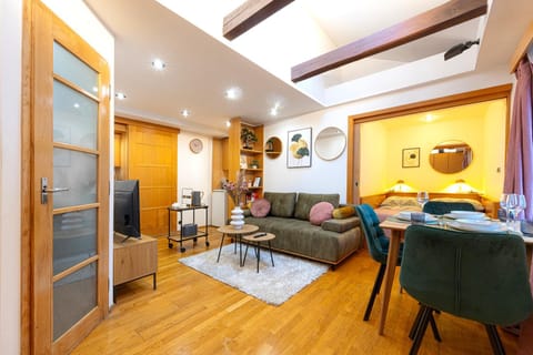 Communal lounge/ TV room, TV and multimedia, Living room, Seating area, Dining area