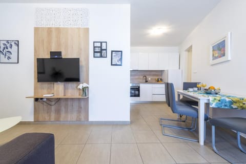 TV and multimedia, Kitchen or kitchenette, Living room, Seating area, Dining area