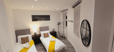 Abbey Corner By Nivaas-Located in the heart of the city centre-5 minute walk to train station-20 minutes to London via train Apartment in Reading