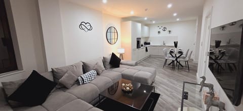 TV and multimedia, Kitchen or kitchenette, Living room, Seating area, Dining area