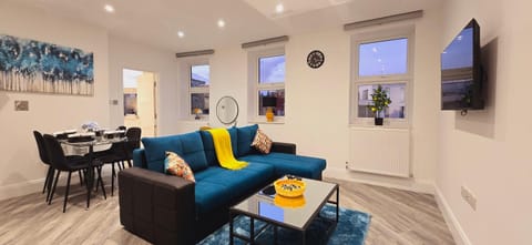 Abbey Corner By Nivaas-Located in the heart of the city centre-5 minute walk to train station-20 minutes to London via train Apartment in Reading