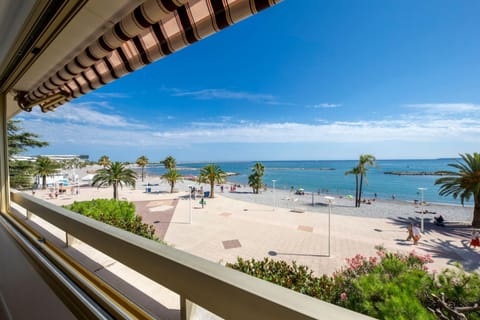 06K1 - Front of the sea-renovated-terraceparking Apartment in Nice