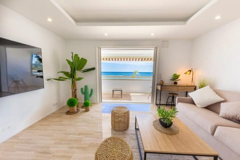 06K1 - Front of the sea-renovated-terraceparking Apartment in Nice